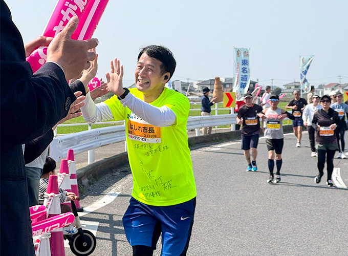 坂井ひでたかがマラソンをしている写真