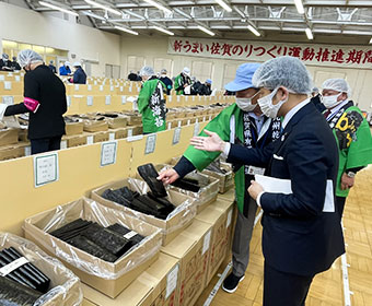 市長が海苔漁場を視察している写真